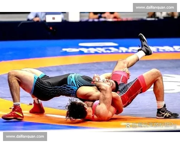 吉塔摔跤比赛精彩瞬间全纪录 女子摔跤选手激烈对抗展现非凡力量