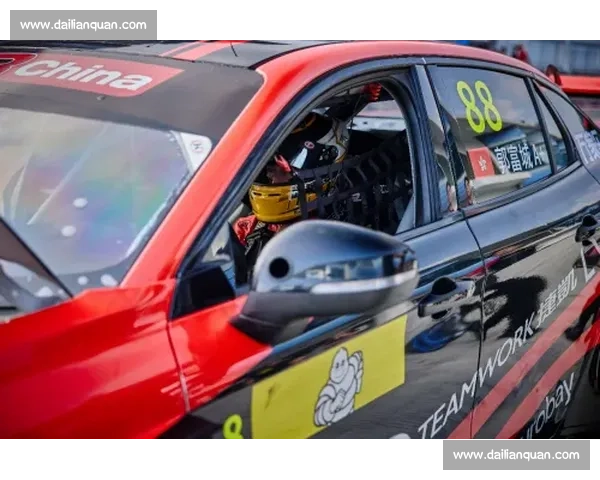 极速碰撞赛道挑战，感受狂野撞车带来的极限刺激与热血激情